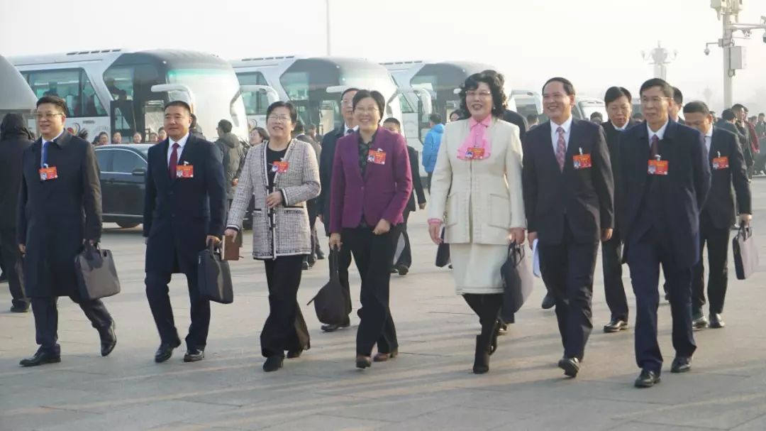 镜头丨女神节快乐!两会上女性代表委员今日格外抢眼