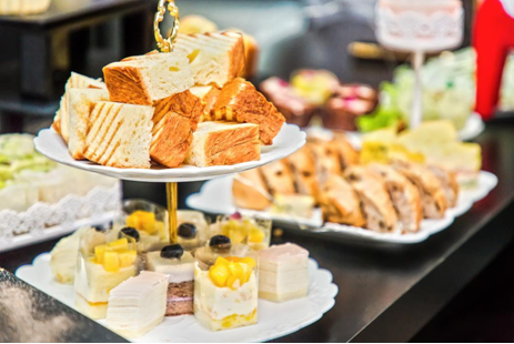 图片来源:摄图网 精美冷餐,闲暇时刻,各种精美糕点供你随时享用,咸痧