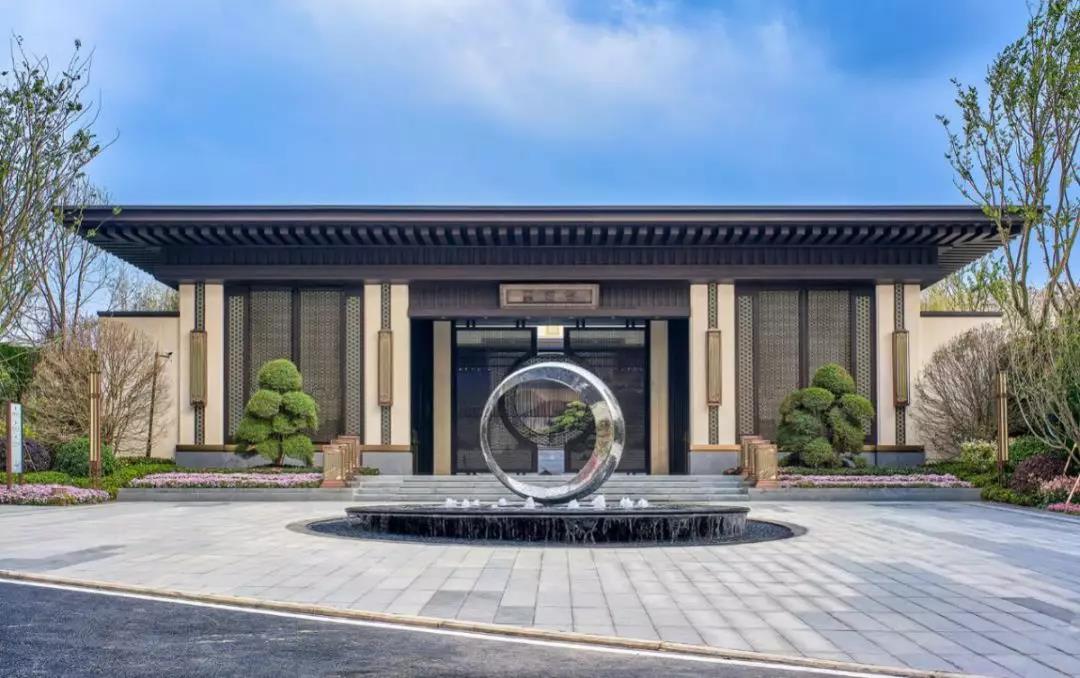 一进显赫门庭,礼序大方之家 古代王公贵族常用的屋宇式大门, 坐落于