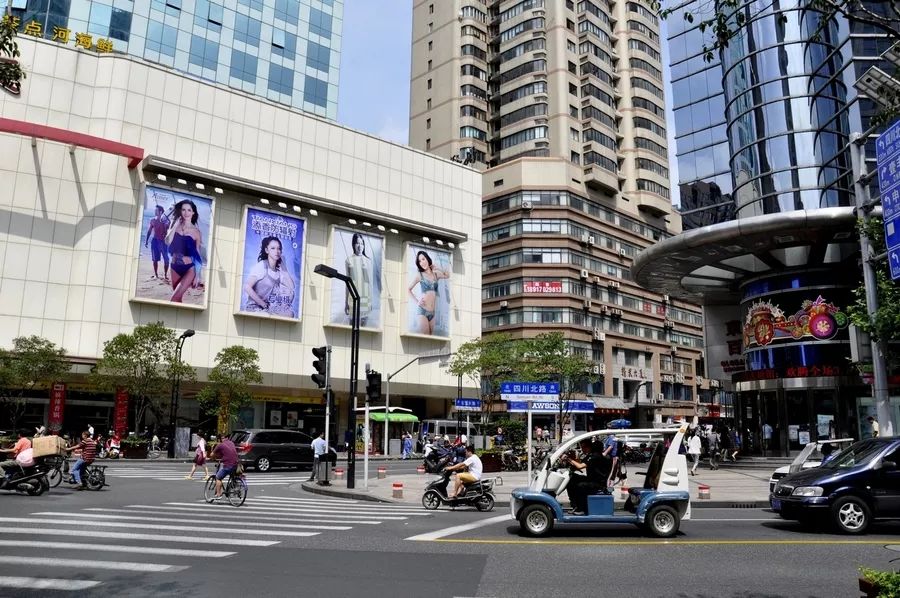 路商业街北端的终点,商业配套非常完善,板块内有凯德龙之梦,天宝百货