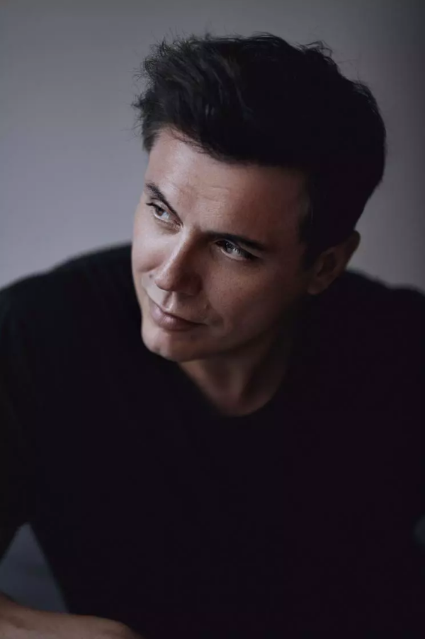 剧的法国音乐剧演员&超人气摇滚歌手洛朗·班本次加入《摇滚红与黑》