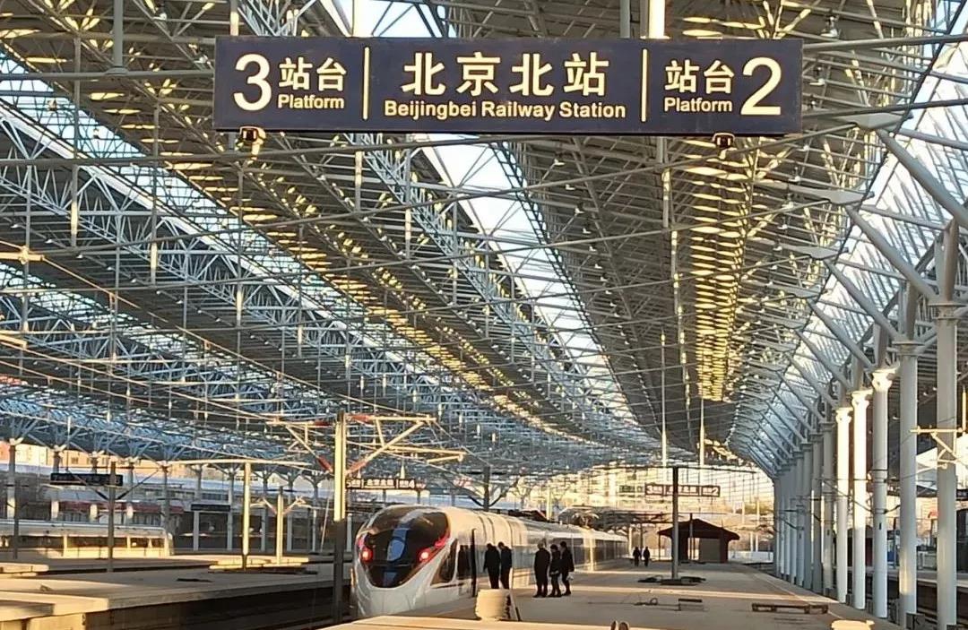 此次运行试验在京张高铁北京北至张家口段,崇礼铁路下花园至太子城段