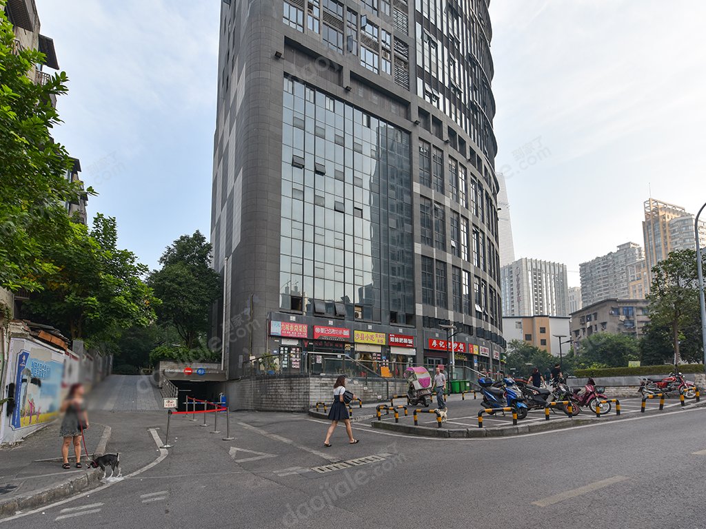 江北区观音桥 观音桥cosmo 写字楼94万 朝中庭,地铁房,紧邻商圈