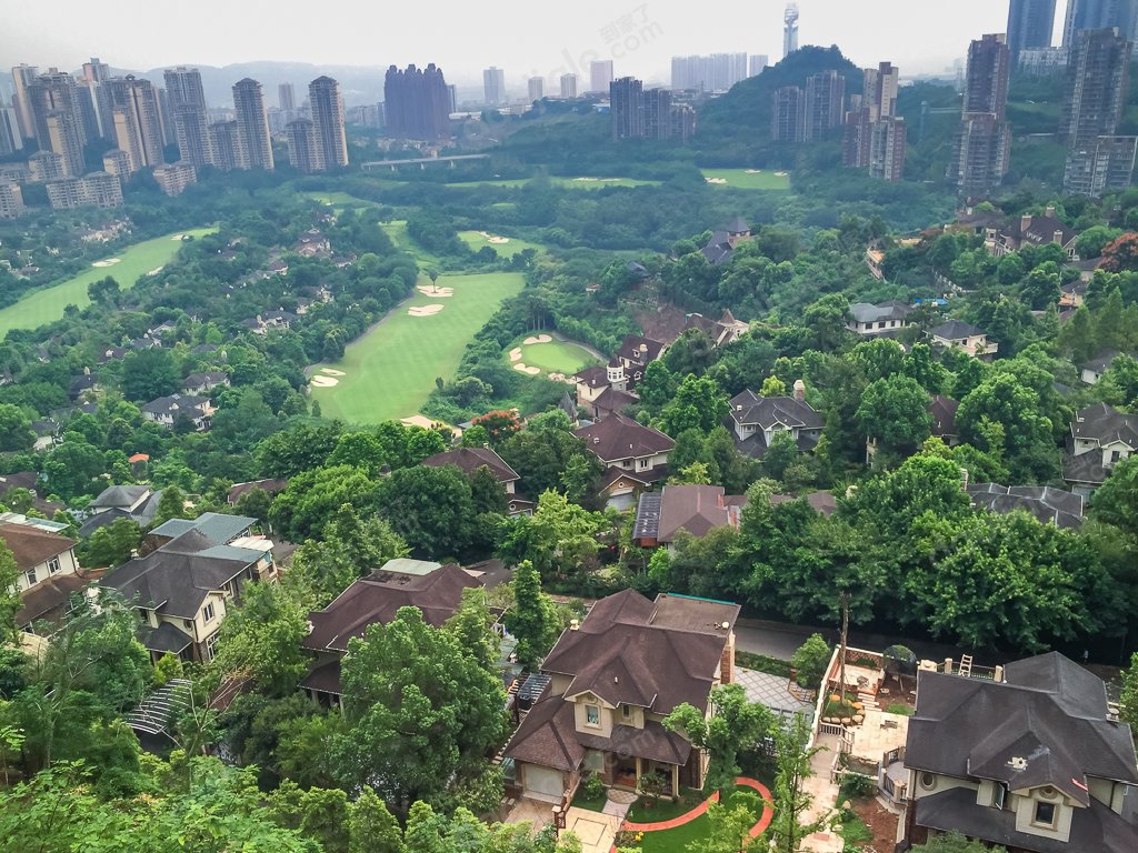 汽博中心 保利国际高尔夫花园四房860万