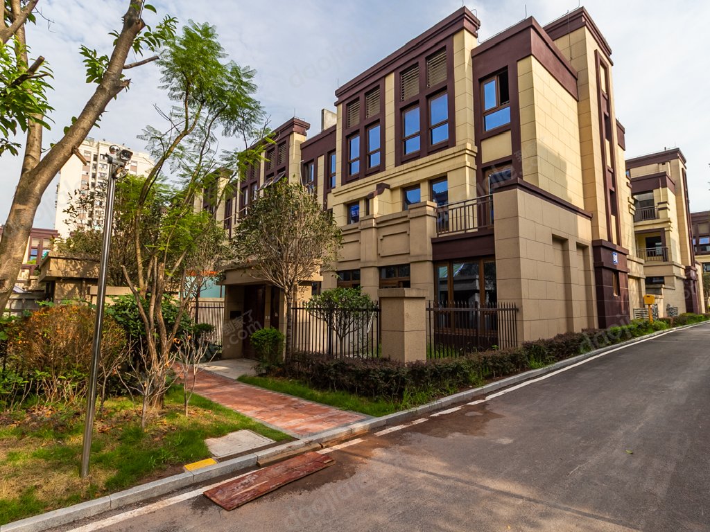 曦圆创景二手房,曦园.创景 5室2厅2卫 清水,首付约:104.