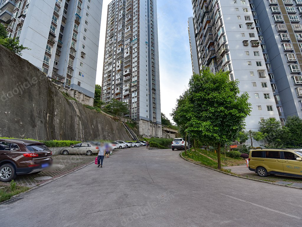 畔山桃园二手房,楼层好,户型方正,视野好,看重庆西站.,首付约:58.