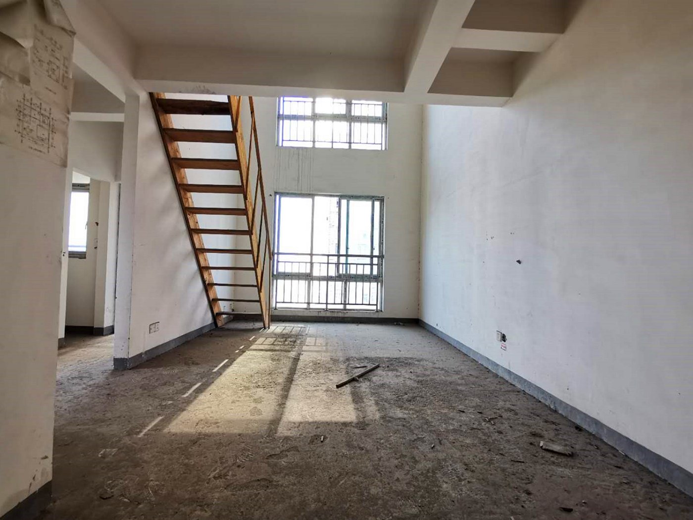 新牌坊轻轨站旁,跃层清水房.二手房